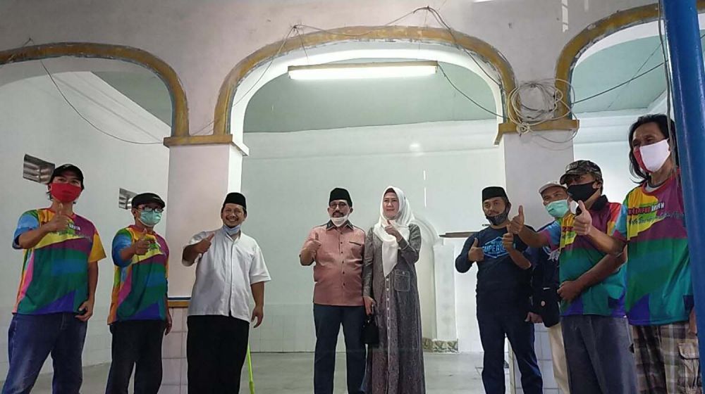 Cawali Machfud Arifin bersama Ny Lita istrinya di Langgar Gipo di Kalimas Udik, Surabaya