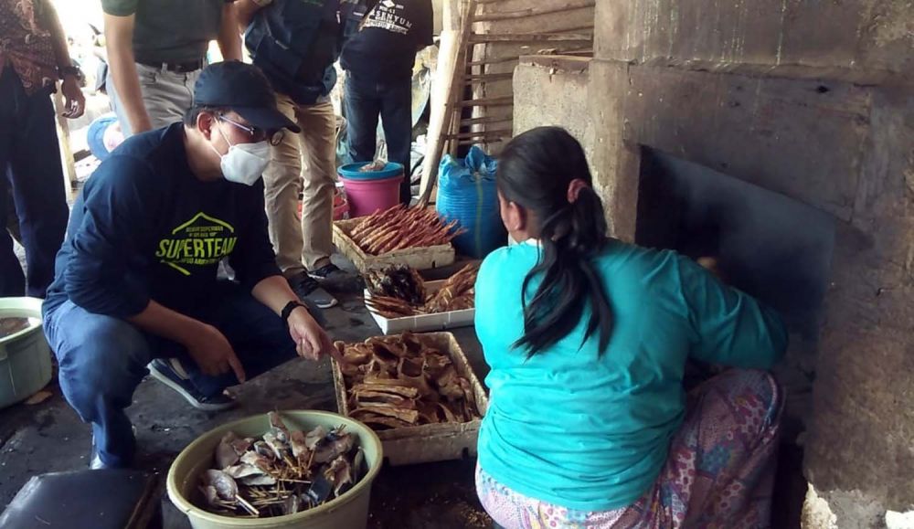 Calon Wali Kota Surabaya Machfud Arifin saat blusukan di Kampung Nelayan Morokrembangan