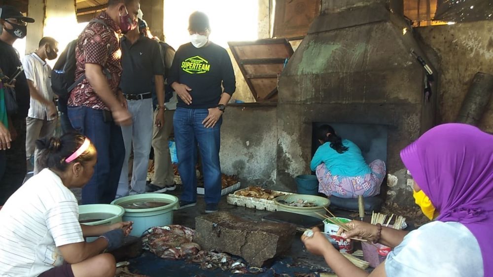 Calon Wali Kota Surabaya Machfud Arifin saat menyapa warga di Kampung Nelayan Morokrembangan