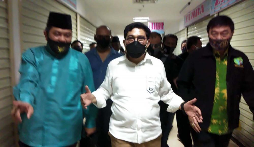 Cawali Machfud Arifin saat melihat kondisi gedung Pasar Turi Baru, Surabaya