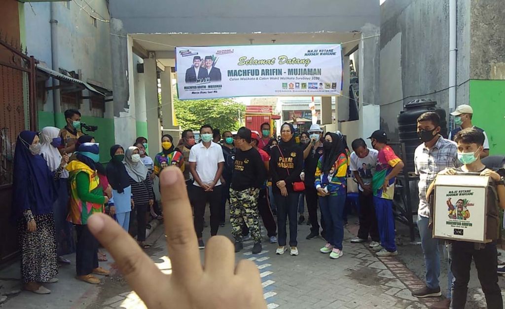 Cawali Surabaya Nomor Urut 2, Machfud Arifin didampingi Azrul Ananda menyapa warga Pondok Benowo Indah 