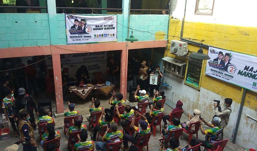 Cawali Surabaya Machfud Arifin saat menyapa warga penghuni Rusunami Menanggal, Gayungan