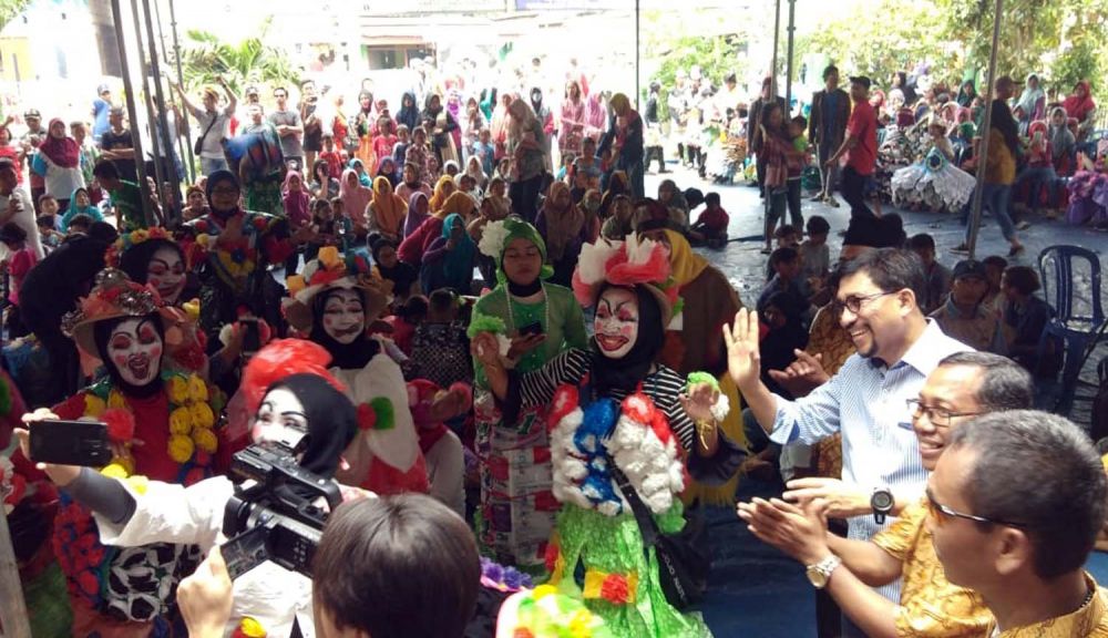 Machfud Arifin bersama istrinya Ny Lita Machfud Arifin berbaur dengan warga dalam kegiatan sedekah bumi di RW 05 Lempung, Kelurahan Lontar, Kecamatan Lakarsantri, Surabaya