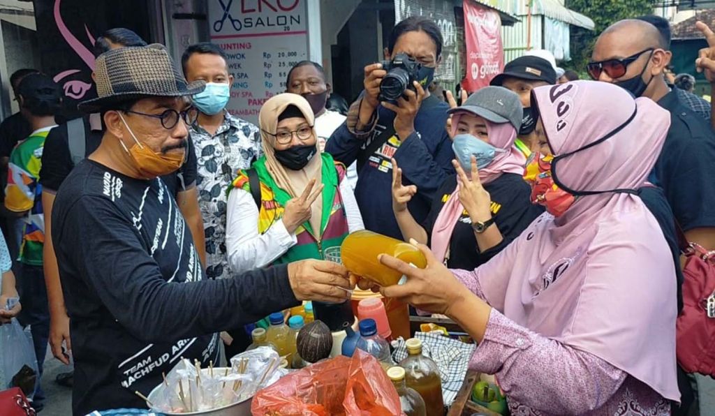 Cawali Machfud Arifin menikmati jamu di Gubeng Airlangga, Surabaya