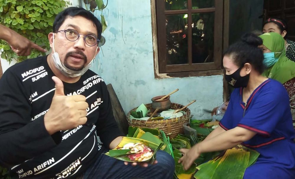 Calon Wali Kota Surabaya Machfud Arifin saat mencicipi jajanan tradisional di sela blusukan ke Ngagel Timur