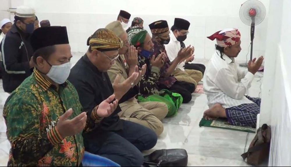 Calon Wali Kota Machfud Arifin saat Salat Isya berjamaah di Langgar Gipo, Surabaya