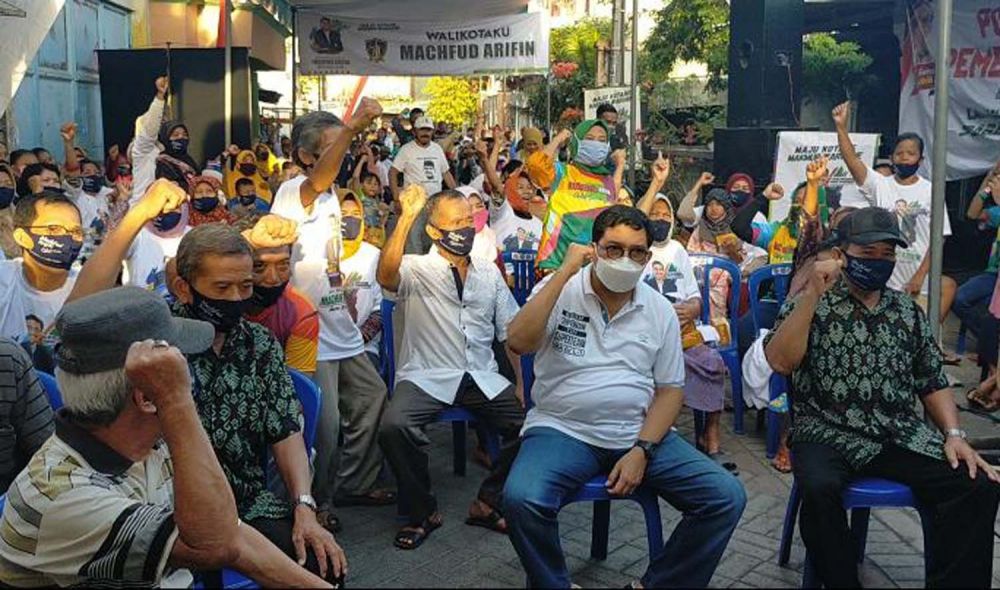 Calon Wali Kota Surabaya Machfud Arifin bersama warga Bulak Rukem