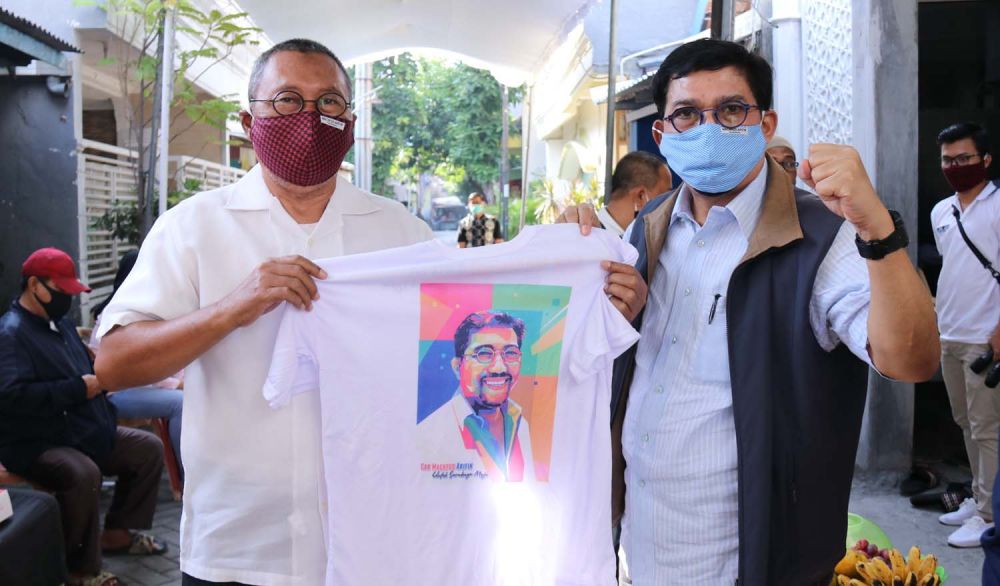 Calon Wali Kota Surabaya Irjen Pol (Purn) Machfud Arifin (kanan) saat menyapa warga di Krembangan Utara