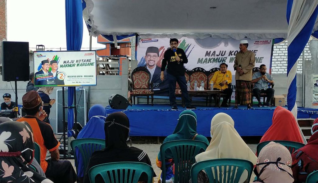 Cawali Surabaya Machfud Arifin menyapa warga kampung nelayan Jalan Kejawan Putih Tambak, Kelurahan Kenjeran, Kecamatan Bulak