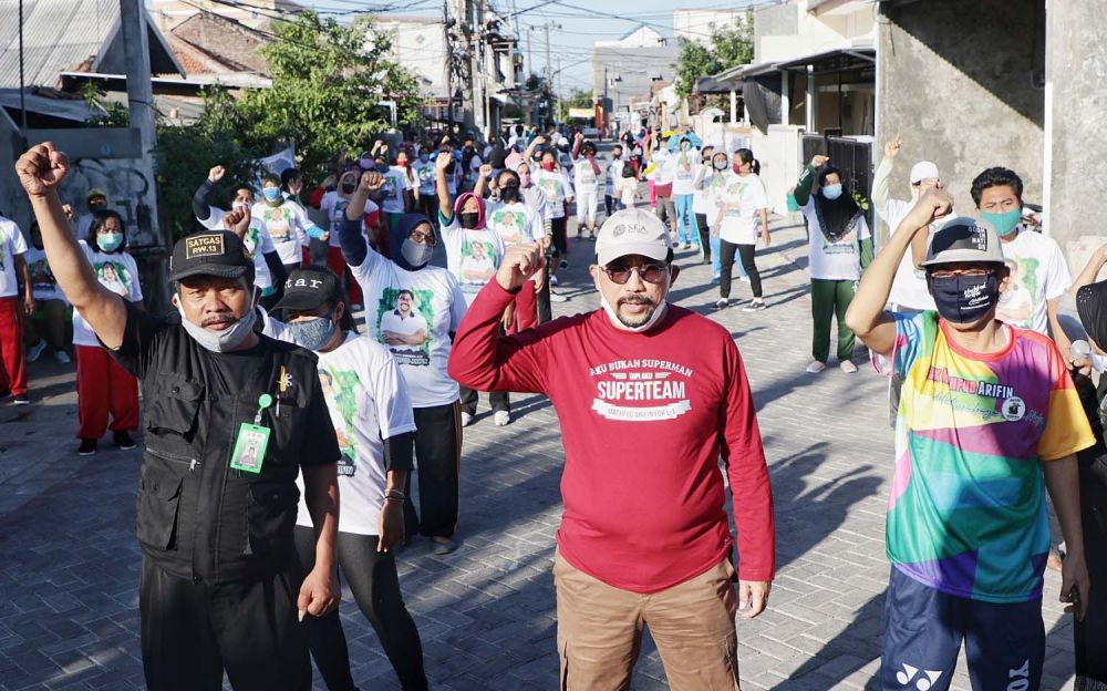 Calon Wali Kota Surabaya Machfud Arifin berolahraga bersama warga di Medokan Ayu, Rungkut
