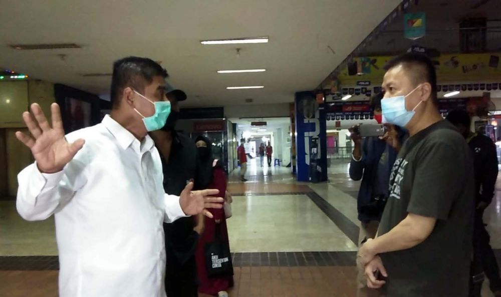 Calon Wakil Wali Kota Surabaya Mujiaman Sukirno saat berinteraksi dengan pedagang Hi Tech Mall