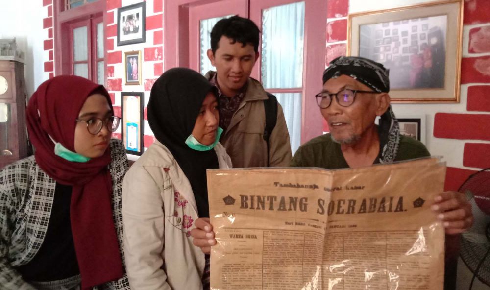 Mengenal Pak Nud, Pemilik Ratusan Dokumen Kuno di Gresik