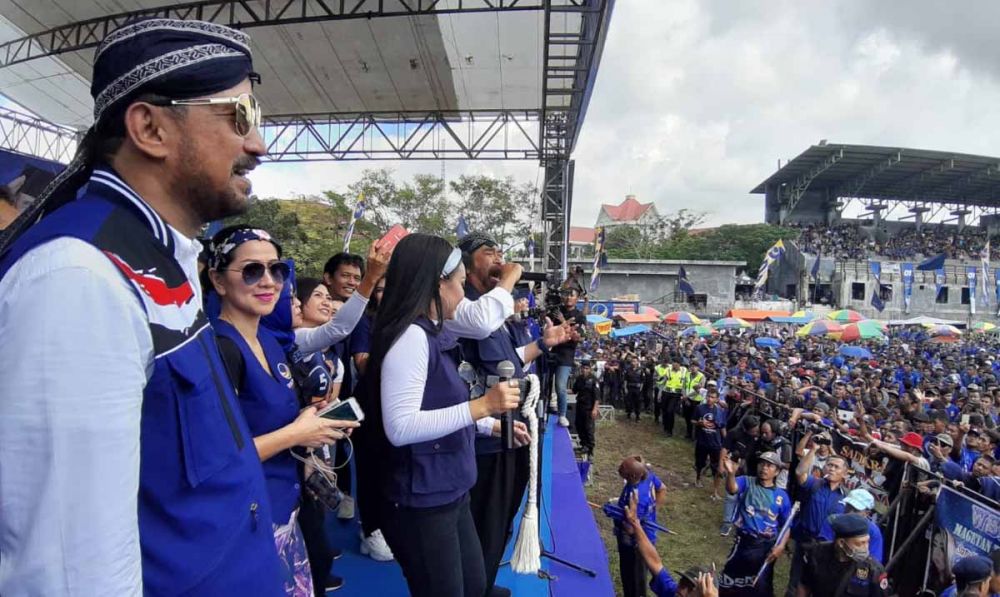 Ketua Umum Partai NasDem Surya Paloh saat bernyanyi bersama ribuan kader dan simpatisan di Stadion Yosonegoro Magetan