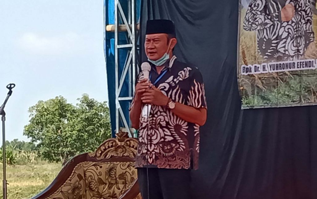 Cabup Lamongan Yuhronur Efendi saat menyapa para petani di Sungegeneng, Sekaran, Lamongan (Foto: Istimewa)