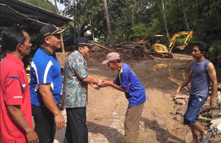 Tinjau Bencana Alam di Pacitan, Gubernur Soekarwo Beri Santunan