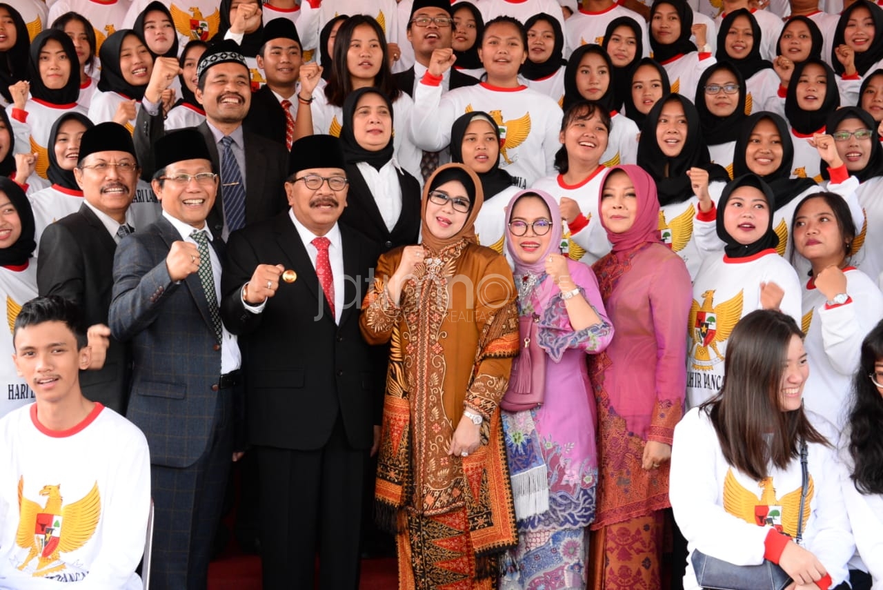 Gubernur Soekarwo berfoto bersama./Foto: Jajeli Rois.