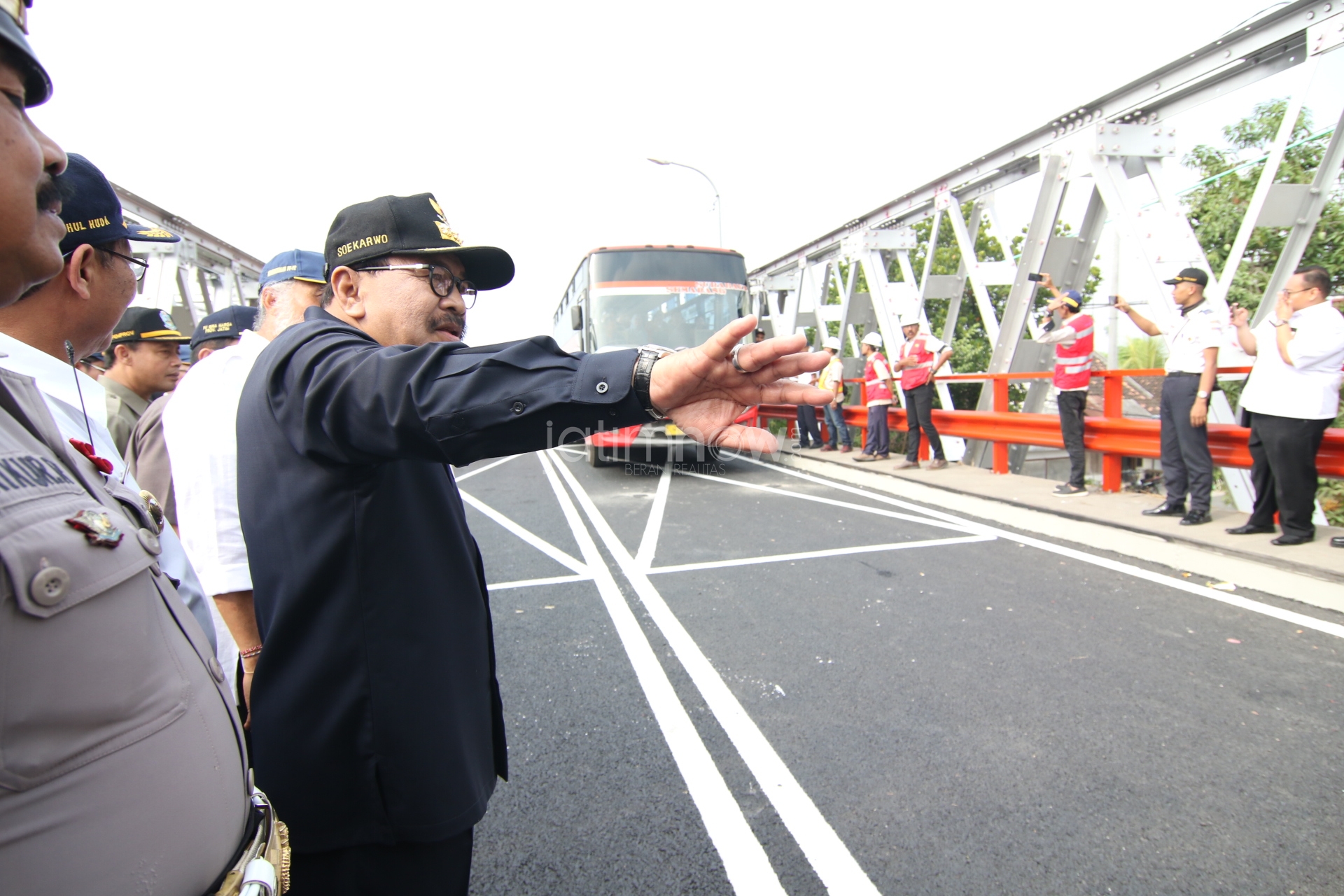 Gubernur Soekarwo saat meninjau Jembatan Widang./Foto: Jajeli Rois.