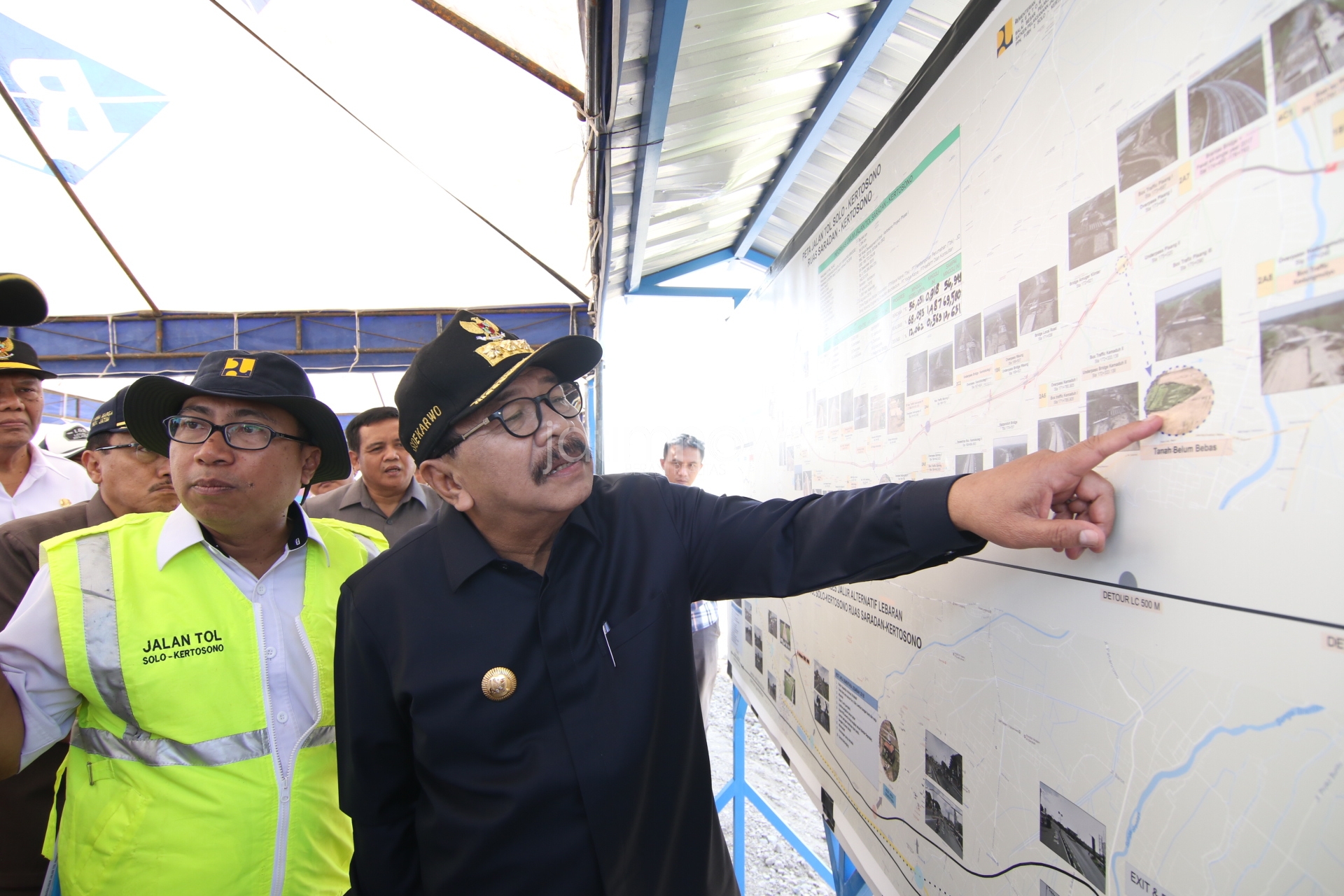 Gubernur Soekarwo saat meninjau tol./Foto: Jajeli Rois.