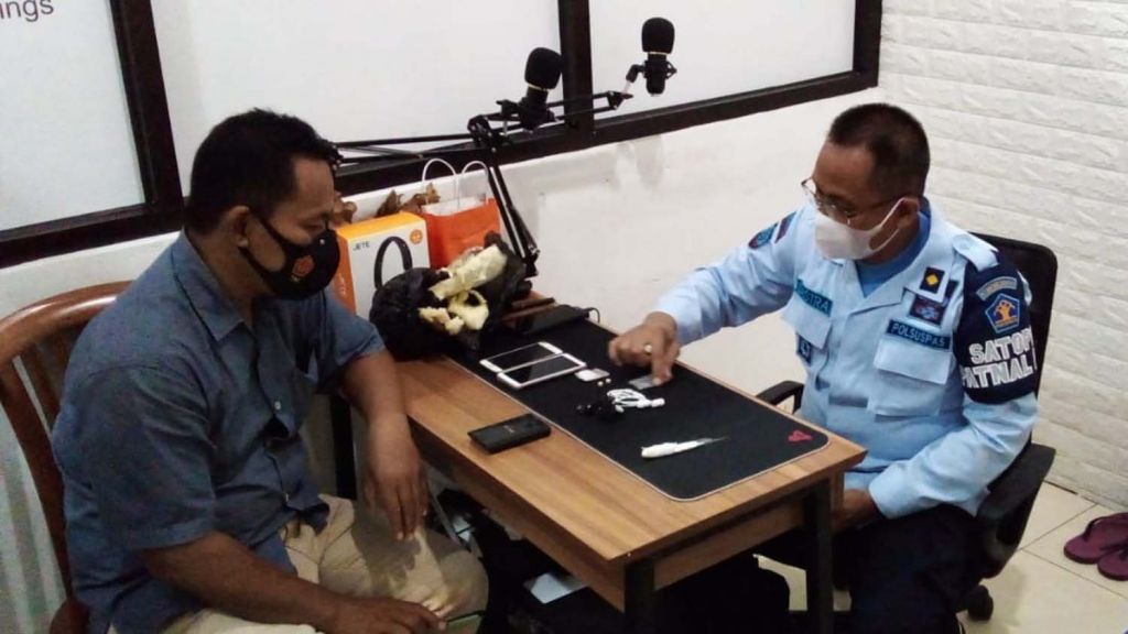 Paket Berisi Barang Diduga Narkoba Ditemukan Tertancap di Pagar Lapas Kediri