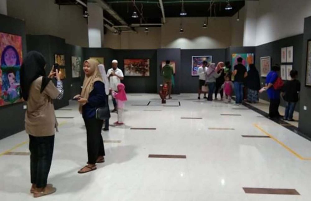 Karya Komunitas Galeri Seni Rupa Gresik yang dipamerkan di Icon Mall