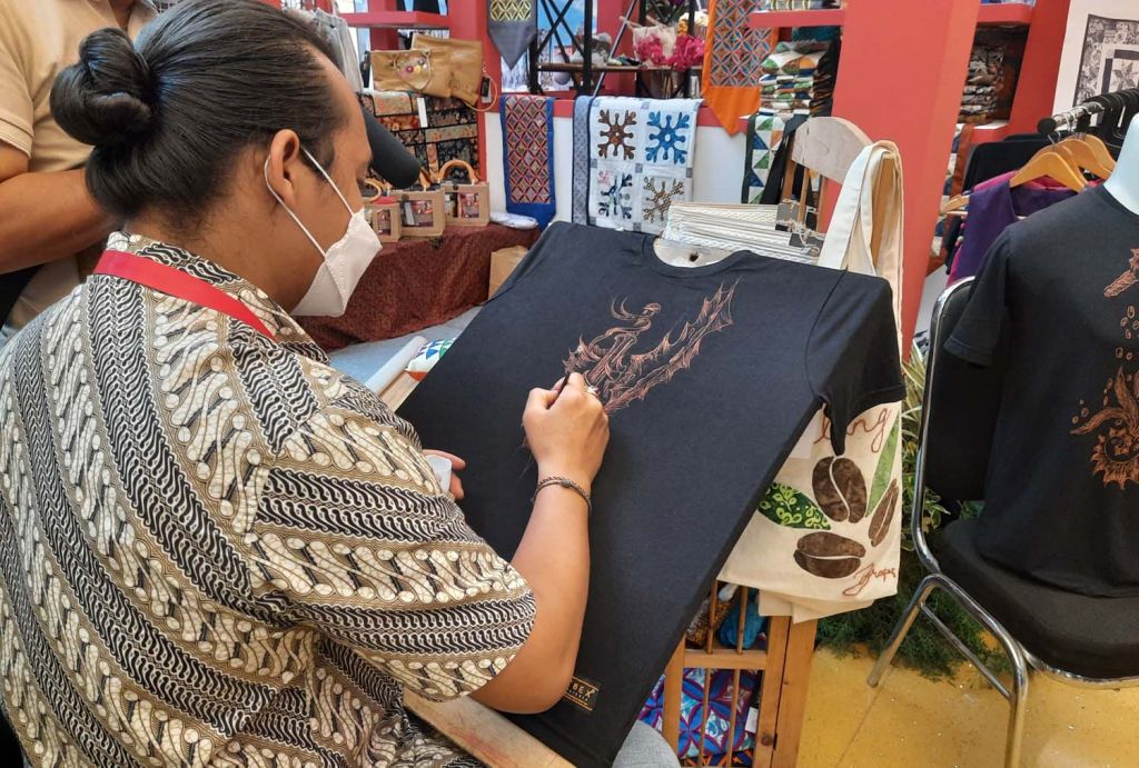 Salah satu pelaku UMKM di Jatim yang mengikuti pameran