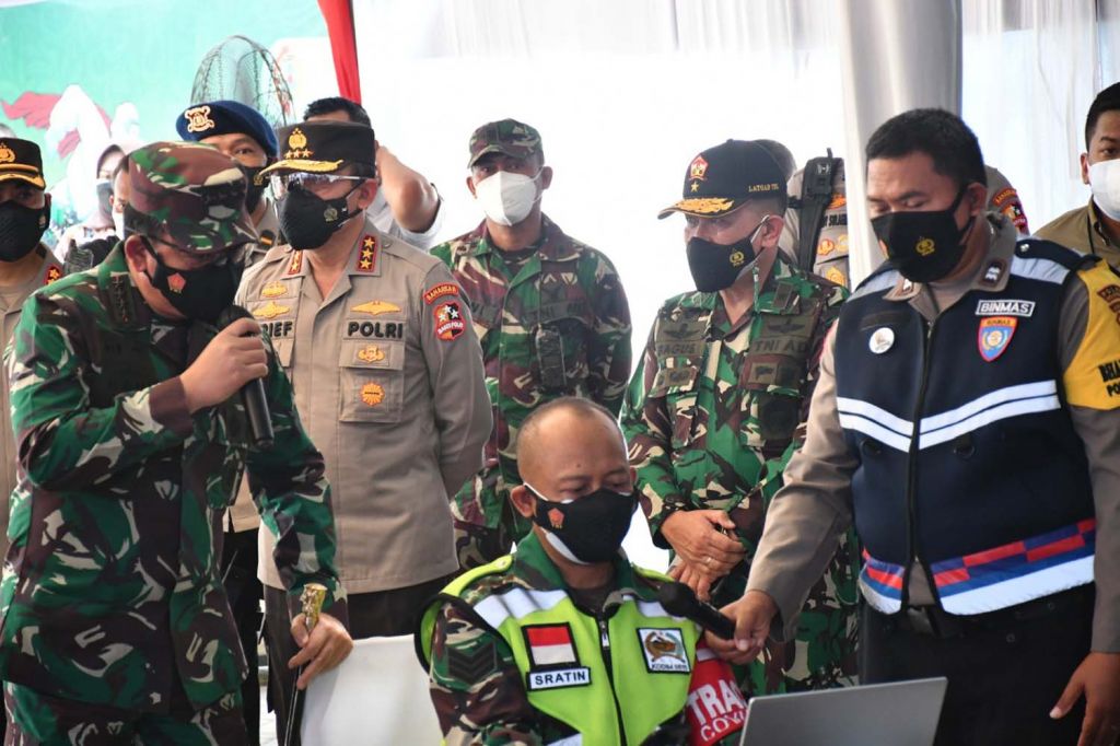 Panglima TNI Marsekal Hadi Tjahjanto saat meninjau penerapan aplikasi Silacak di Mojokerto