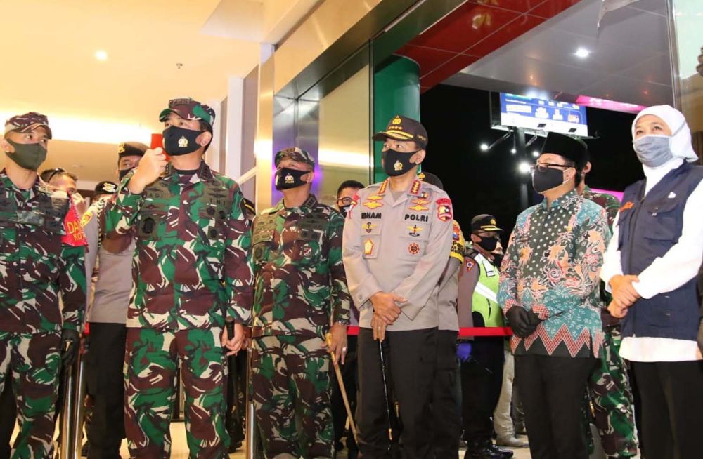 Panglima TNI Marsekal Hadi Tjahjanto dan Kapolri Jenderal Pol Idham Azis bersama Gubernur Jatim Khofifah Indar Parawansa
