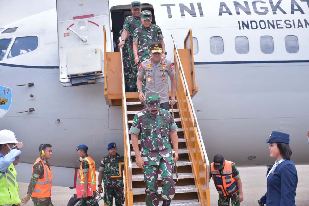Panglima TNI Marsekal Hadi Tjahjanto dan Kapolri Jenderal Polisi Idham Azis saat tiba di Lanud Eltari Kupang, NTT