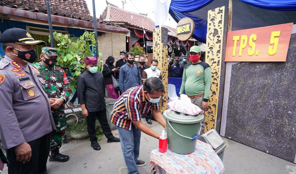 Bupati Anas dan Forkopimda Banyuwangi meninjau salah satu TPS dalam Pilkada 2020