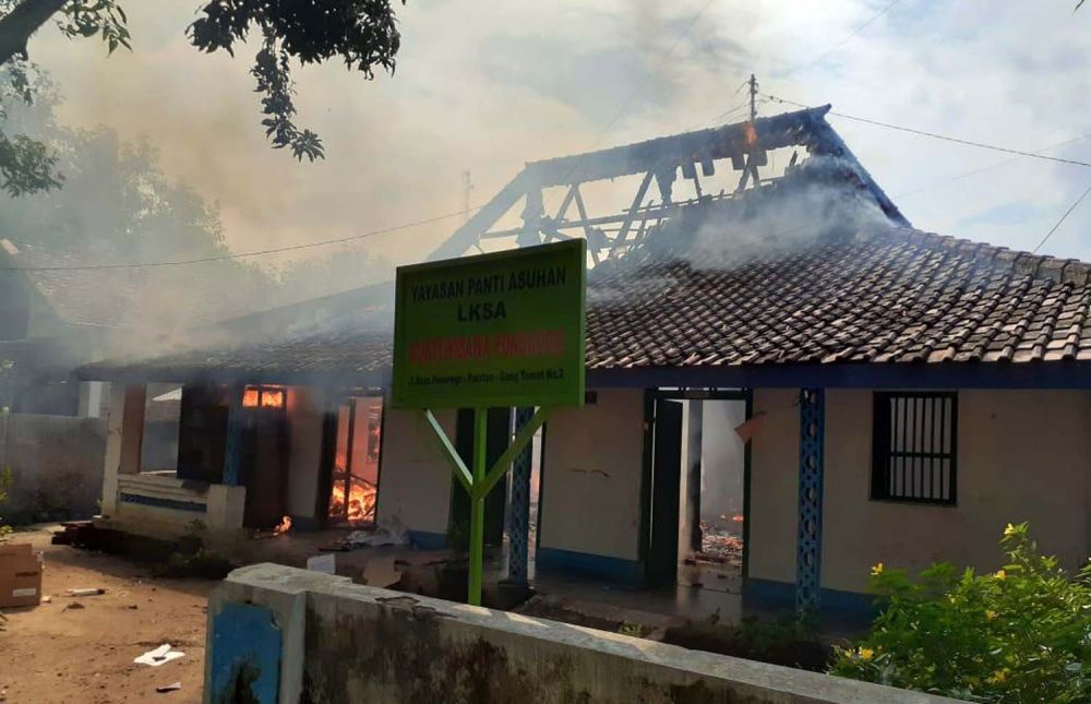 Gedung Panti Asuhan Mukti Wibawa di Dusun Dongko, Desa Nailan, Kecamatan Slahung, Kabupaten Ponorogo terbakar