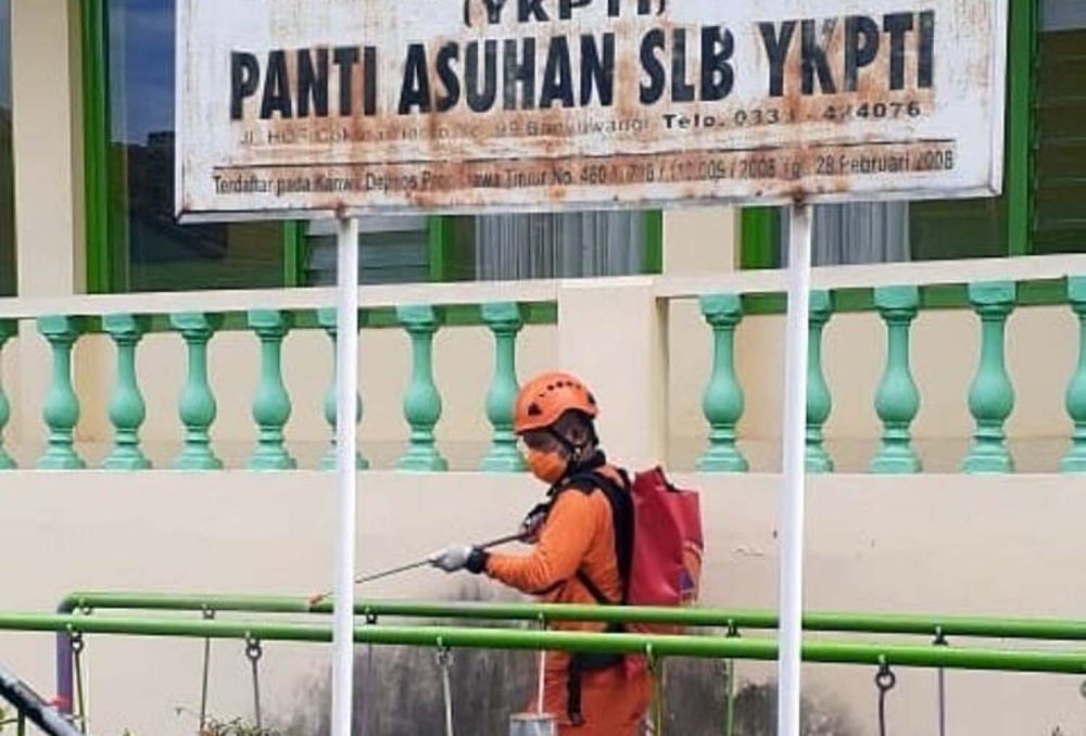 Penyemprotan disinfektan di salah satu panti disabilitas di Banyuwangi