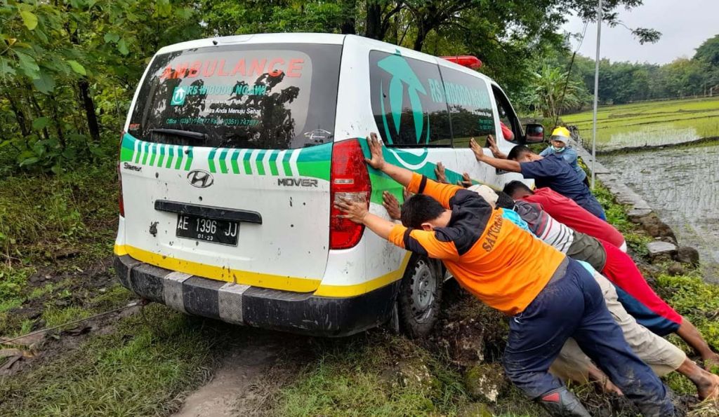 Ambulans pengantas jenazah panwas terjebak di jalan rusak