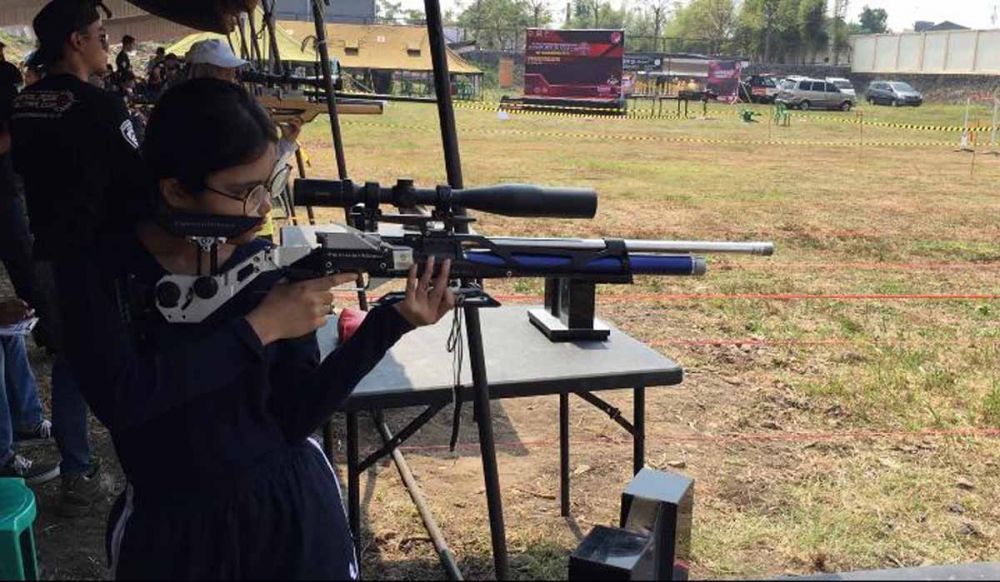 Ananda, gadis asal Surabaya yang menjadi salah satu peserta kompetisi menembak senapan angin, Kapolres Blitar Cup 2019