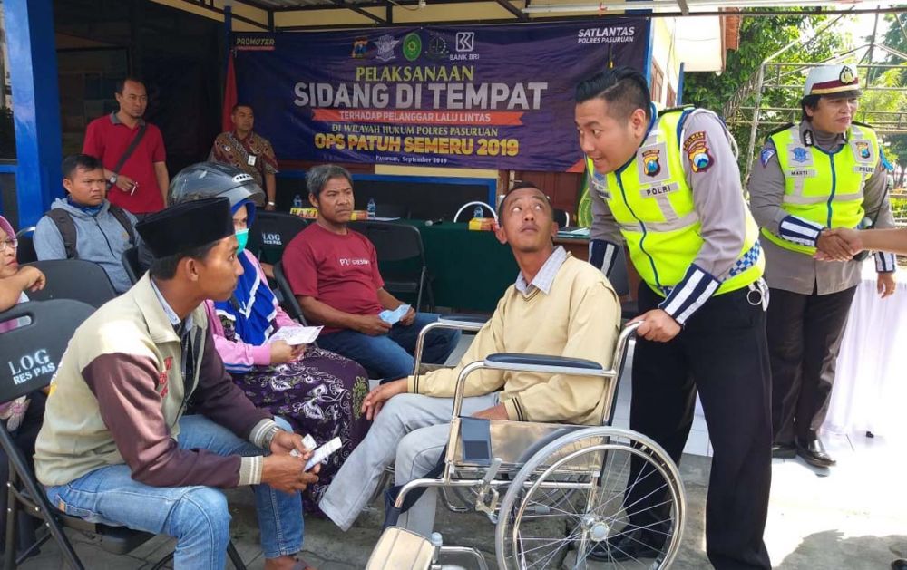 Dana (berkursi roda), salah satu korban kecelakaan bercerita pengalamannya kepada para pelanggar yang terjaring Operasi Patuh Semeru 2019 yang digelar Satlantas Polres Pasuruan