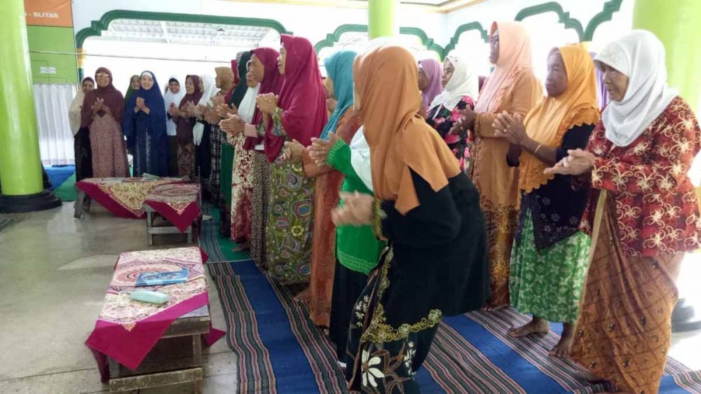 Para lansia di Blitar mengikuti pondok ramadan