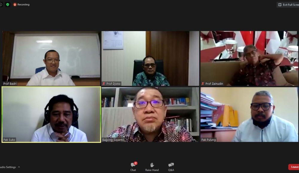 Para pakar Unair saat launching buku 'Menjaga Nalar, Mencari Solusi Menyambut New Normal' secara daring