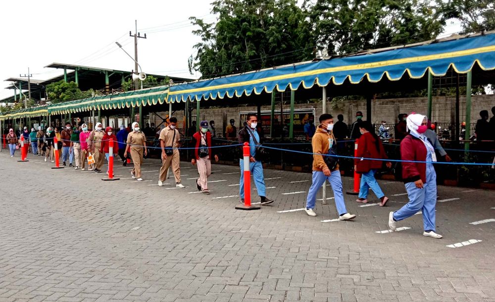 Suasana para pekerja di salah satu perusahaan di Gresik