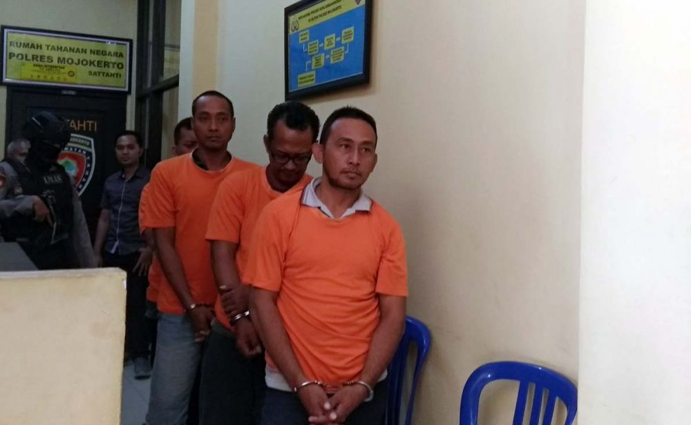 Tiga tersangka komplotan pencuri baterai tower diamankan di Mapolres Mojokerto