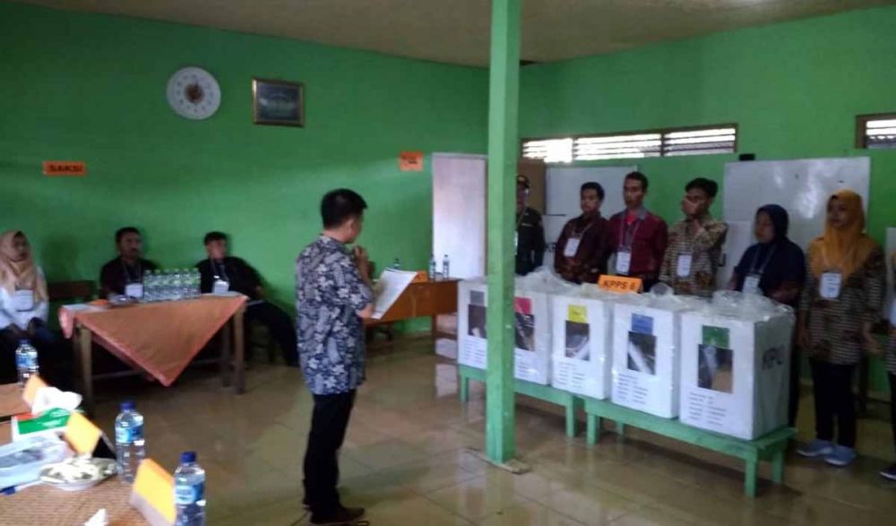 Para Petugas Pemilu 2019 menjalankan tugasnya