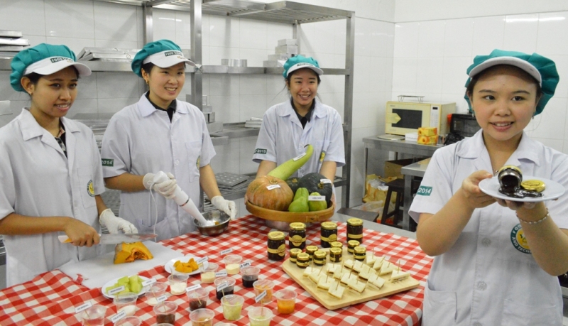 Empat mahasiswa UKWMS memamerkan karya di kampus.