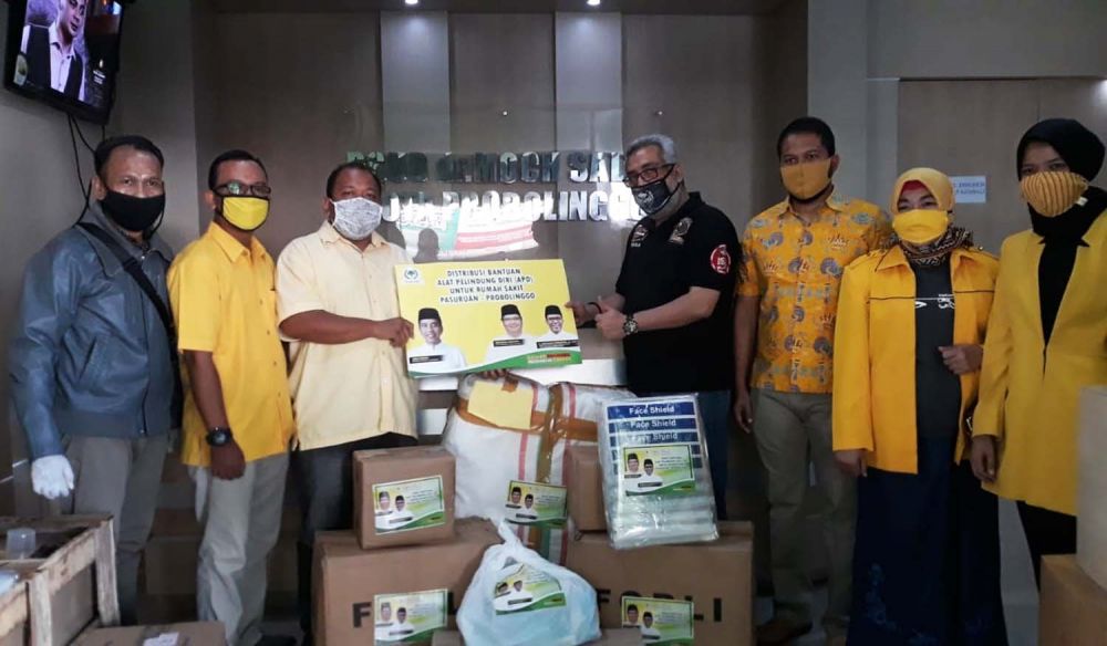 Pengurus Golkar Kota Probolinggo saat menyalurkan APD untuk RSUD dr Mohammad Saleh