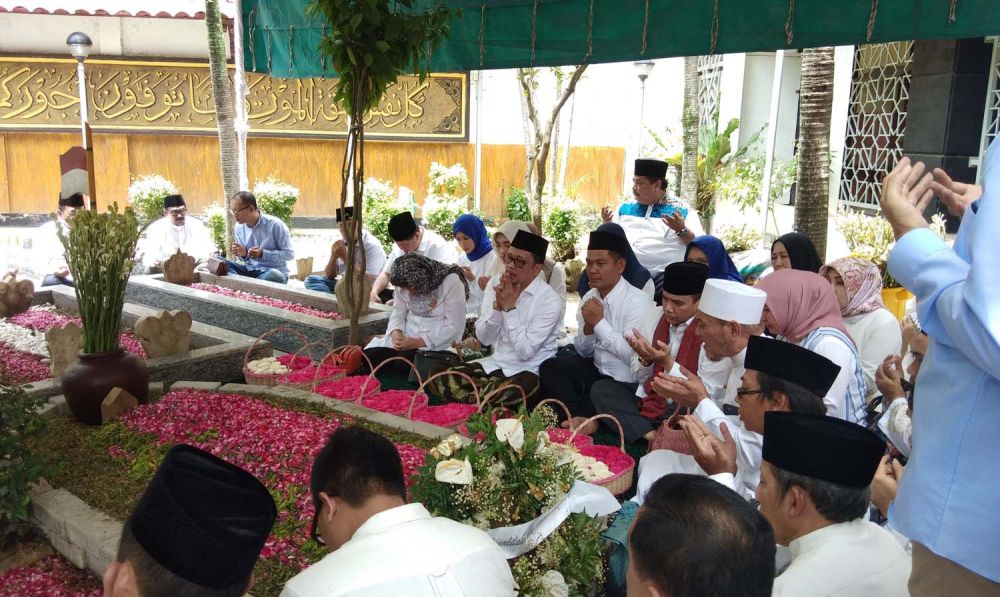 DPP Partai NasDem Ziarah ke Makam Gus Solah