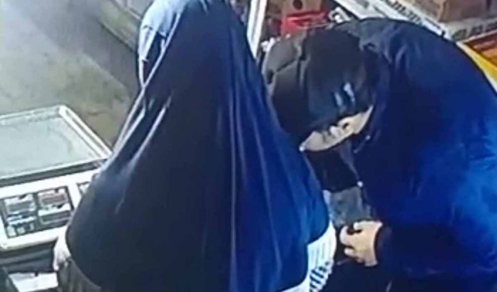 Capture rekaman CCTV aksi pria bule yang diduga mencuri