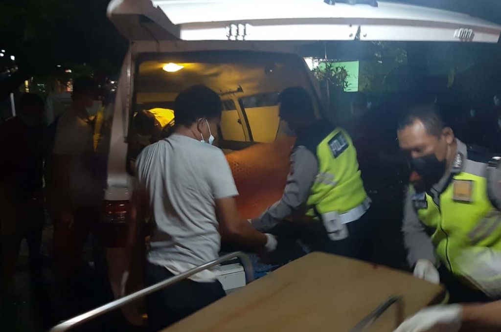 Petugas membawa pasangan kekasih di Sidoarjo yang dibacok ke rumah sakit