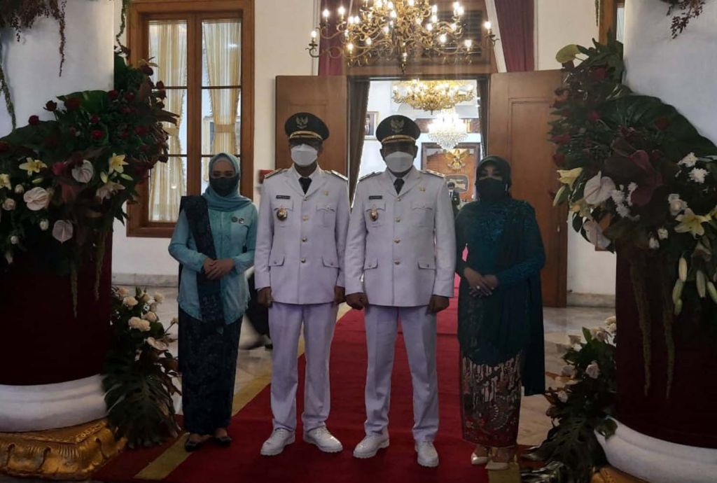 Bupati Sidoarjo Muhdlor Ali dan Wakilnya Subandhi usai dilantik di Gedung Negara Grahadi, Surabaya (Ni'am Kurniawan/jatimnow.com)