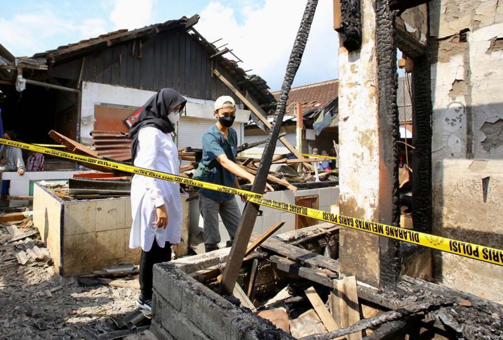 Bupati Banyuwangi Ipuk Fiestiandani meninjau Pasar Kalibaru Wetan yang terbakar