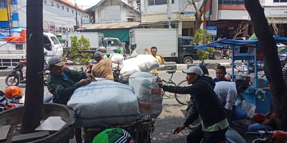 Pedagang Pasar Kapasan Surabaya kemasi barang dagangannya
