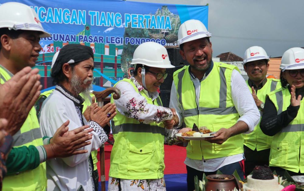 Pembangunan Pasar Legi oleh Bupati Ipong Muchlissoni