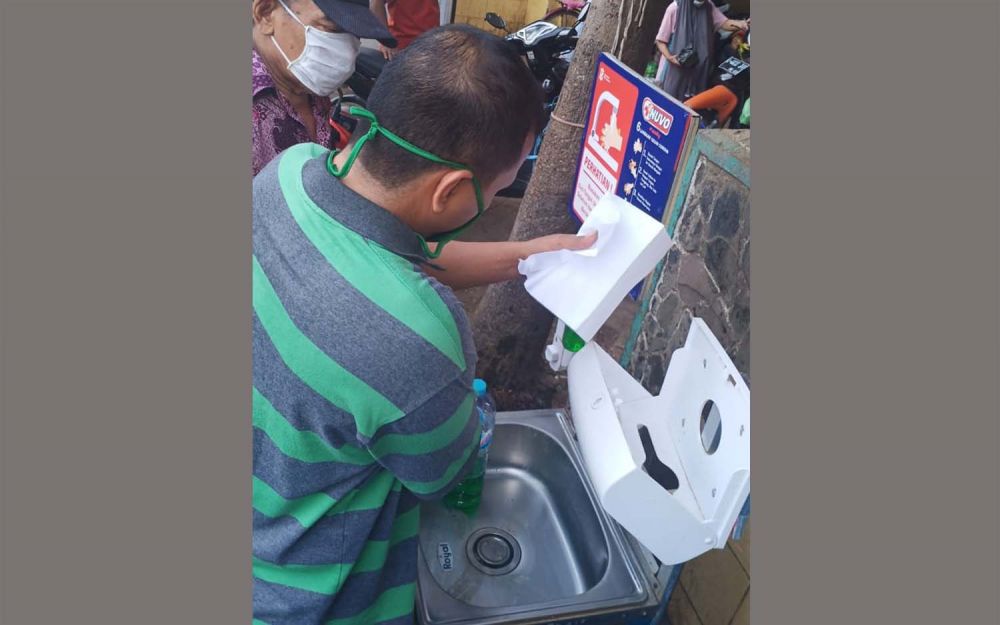Tim dari Pemkot Surabaya memperbaiki saluran air pada tempat cuci tangan atau wastafel portable di Pasar Pabean
