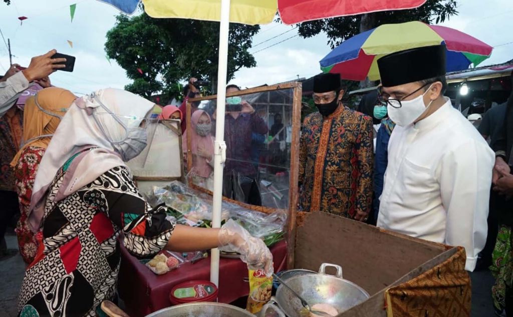 Bupati Banyuwangi meninjau pasar tahu tradisional di Desa Gitik, Kecamatan Rogojampi